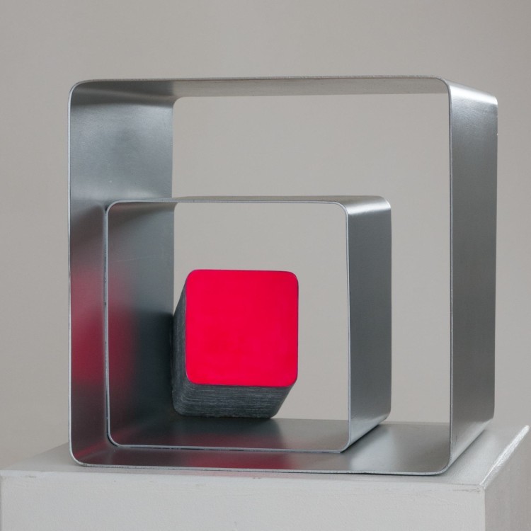 Art Alarm – Thomas Lenk, Inn-Skulptur, 1976/78, Aluminium, eloxiert, Pappe, rot lackiert, 28 × 28  × 28 cm