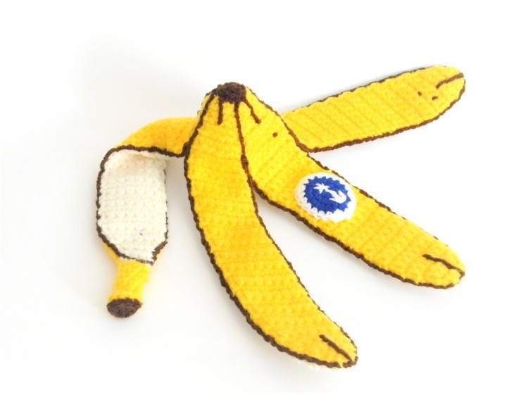Art Alarm – Patricia Waller, Bananenschale, 2020 (seit 1994), Häkelarbeit, Wolle, Länge 20 cm